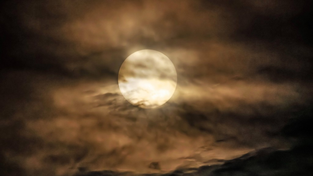 Supermond. Der Oktober-Mond leuchtet am Nachthimmel.