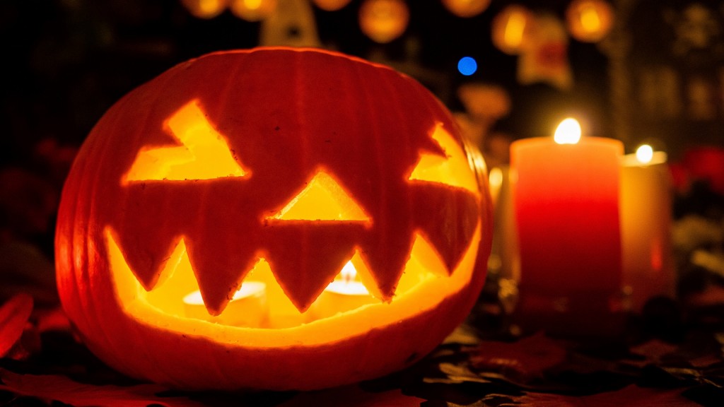 Ein Halloween-Kürbis mit brennenden Kerzen