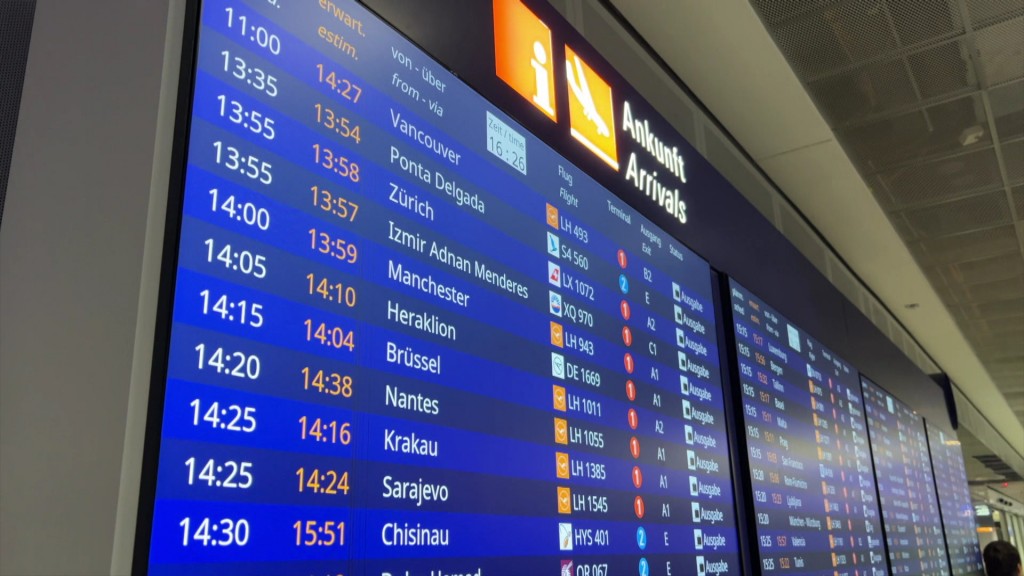 Foto: Fluganzeigetafel am Flughafen