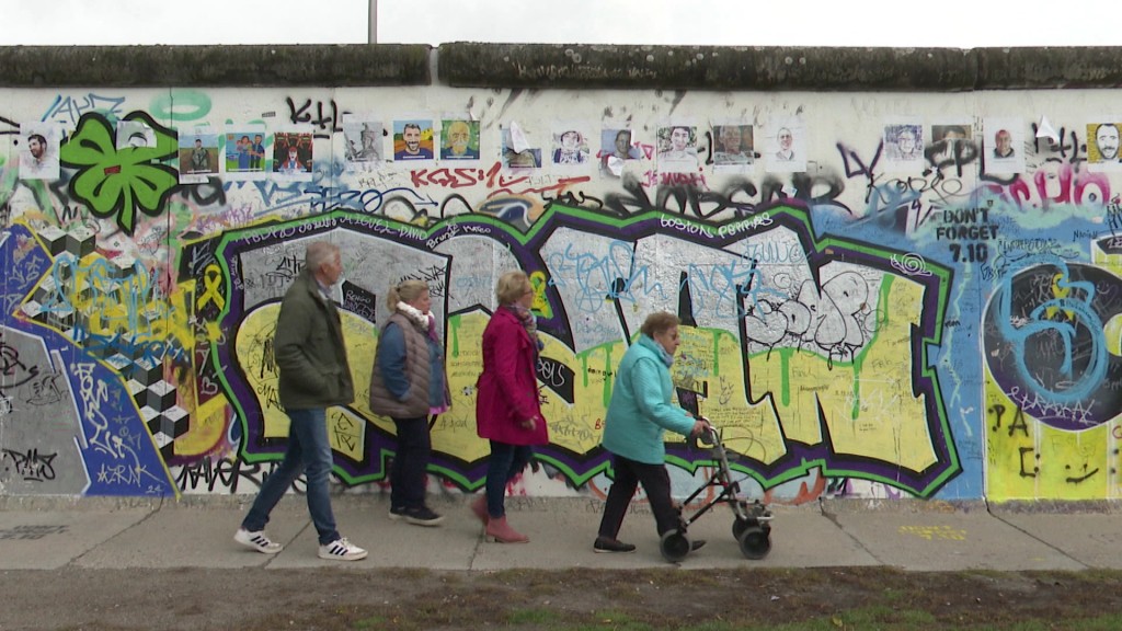 Foto: Leni Rauscher mit ihrer Familie vor der Berliner Mauer