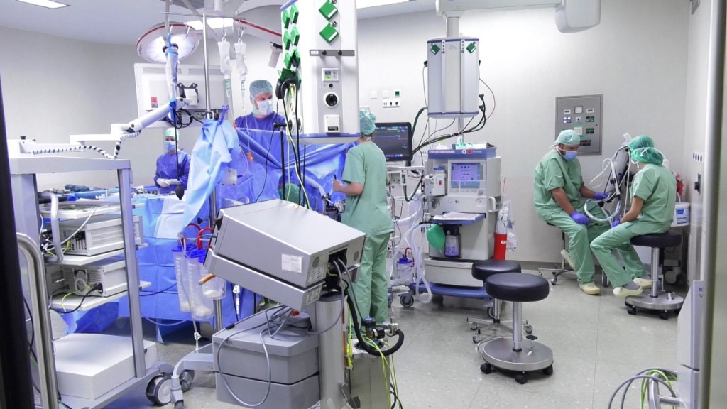 Foto: Ein Ärzte-Team bei einer Organtransplantation