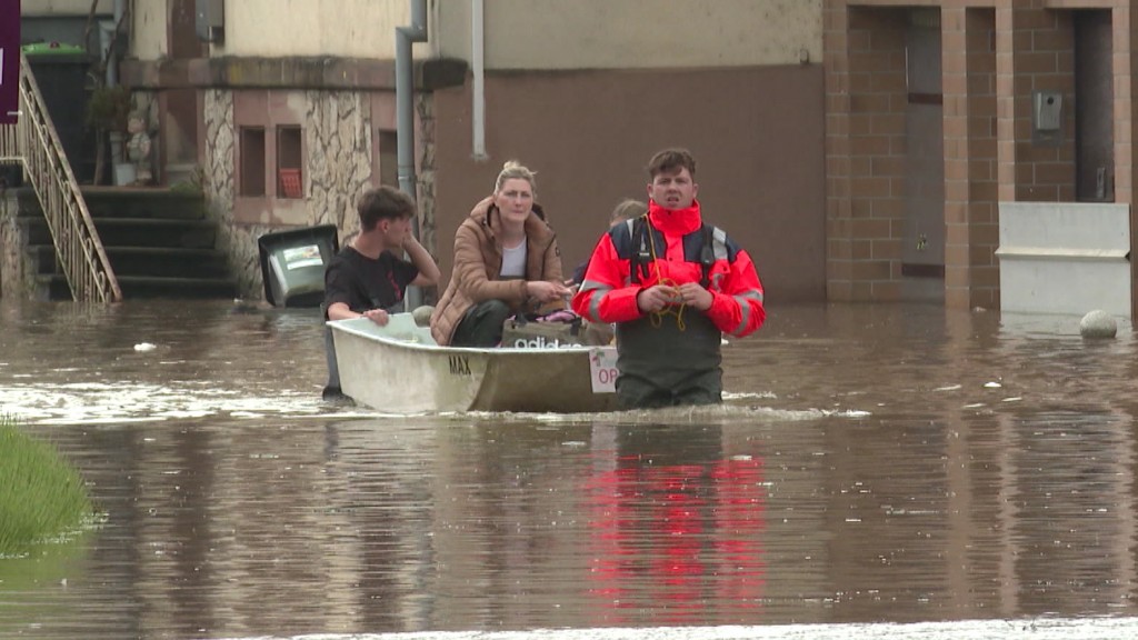 Foto: Menschen auf Boot bei Hochwasser
