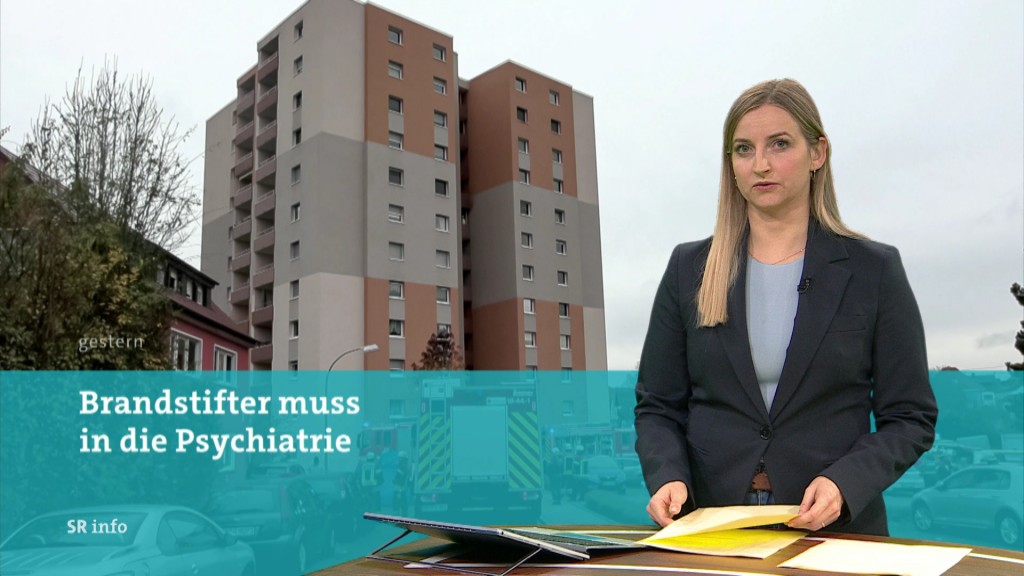 Foto: Eva Mieves neben Standbild