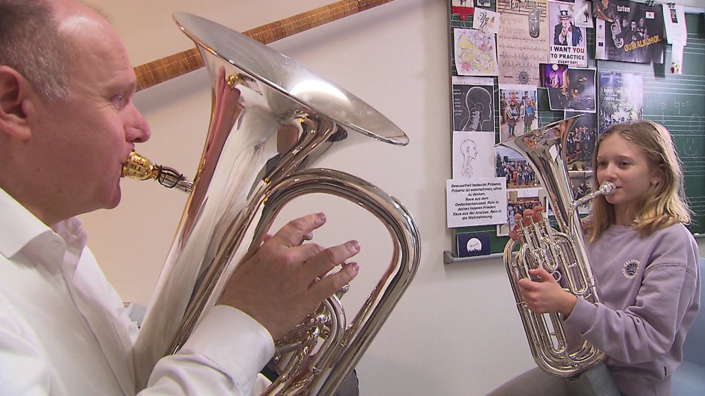 Foto: Musiklehrer und Schülerin