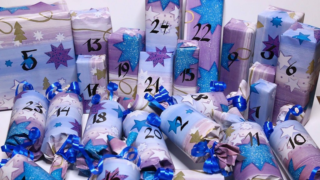 Ein DIY-Adventskalender aus kleinen Päckchen in blautönigem Papier