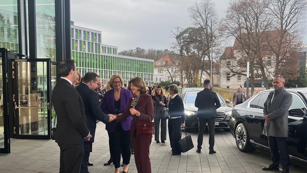Königin Silvia mit Ministerpräsidentin Anke Rehlinger am Homburger Uniklinikum