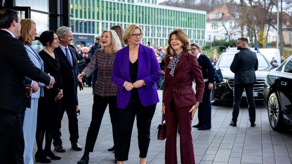 Vor dem Hörsaalgebäude auf dem Campus des Universitätsklinikums Homburg begrüßt Anke Rehlinger Königin Silvia von Schweden zur Eröffnung Childhood Hauses