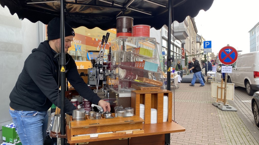 Markus Schwenk gibt seinem Coffeebike den letzten Glanz in Völklingen