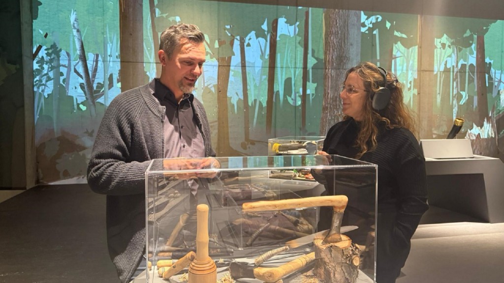 Reporterin Susan Zare mit Archäologe Michael Koch im Keltenpark Otzenhausen 