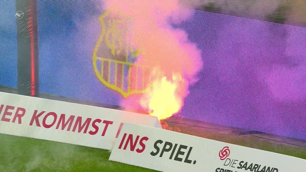 Foto: Pyrotechnik brennt im Ludwigspark