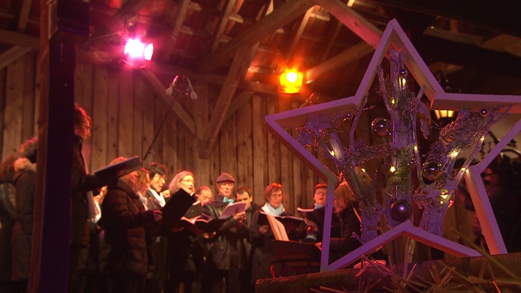 Ein Chor singt auf dem Weihnachtsmarkt