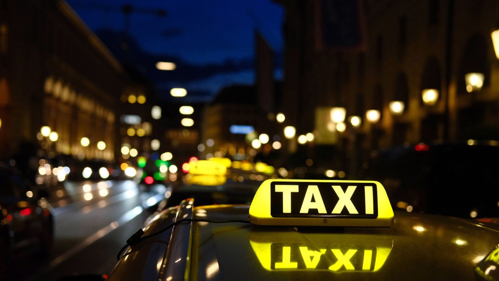 Foto: Leuchtendes Dachschild eines Taxis bei Nacht