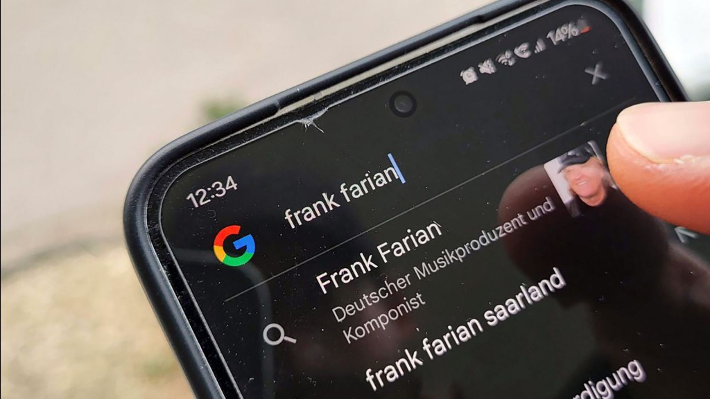 Foto: Jemand gibt „Frank Farian“ in die Google-Suchleiste am Smartphone ein