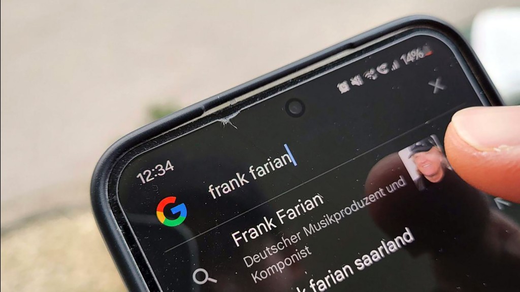 Jemand gibt „Frank Farian“ in die Google-Suchleiste am Smartphone ein