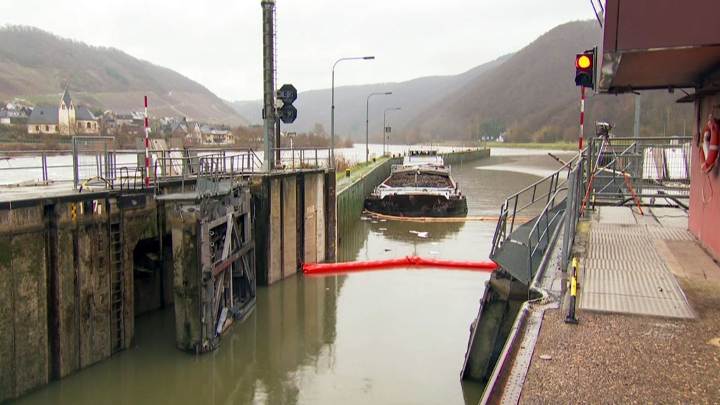 Foto: Beschädigte Mosel-Schleuse und das havarierte Schiff an der Staustufe Müden