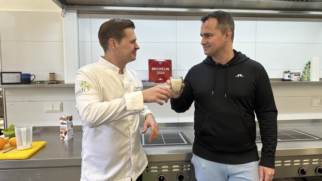 Peter Wirbel und Frank Falkenauer stoßen mit ihrem weihnachtlichem Frühgetränk an