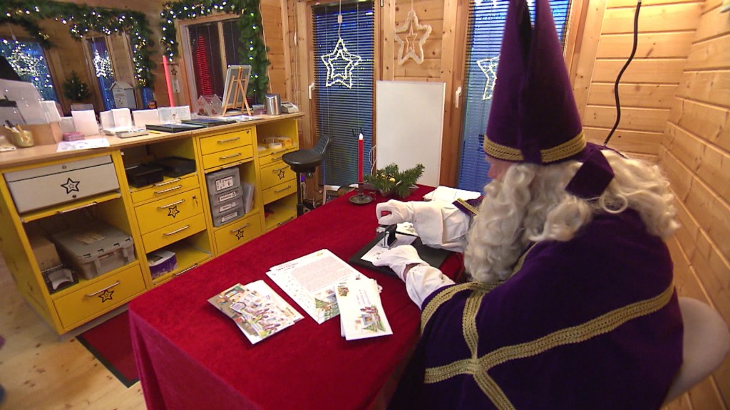 Foto: Nikolaus im Nikolauspostamt stempelt Briefe