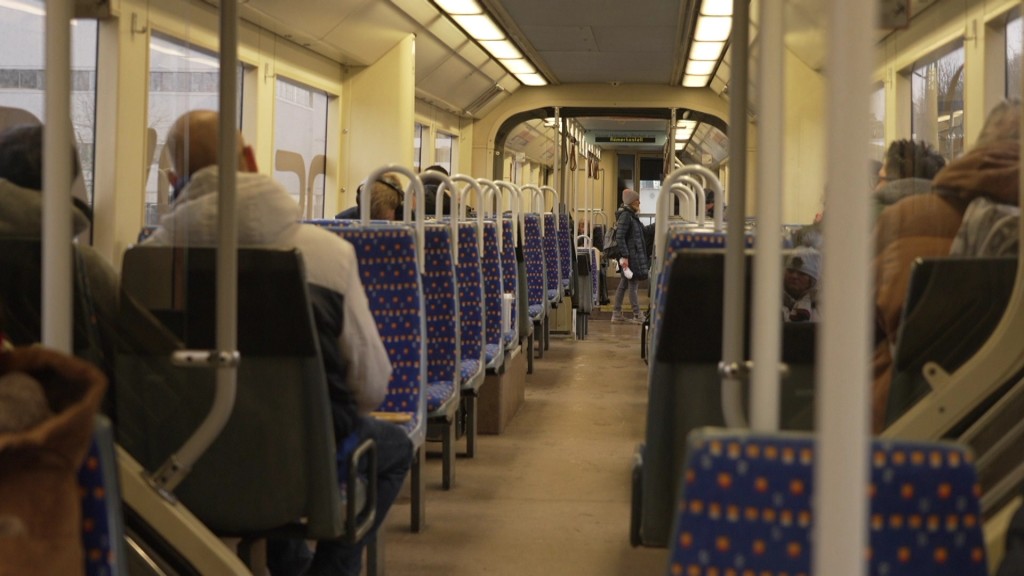 Foto: Menschen sitzen in einer Saarbahn