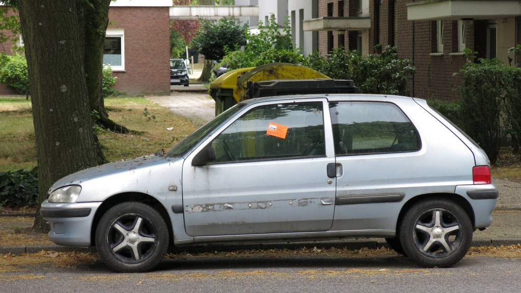 PKW (abgemeldet / ohne Kennzeichen) mit rotem Aufkleber steht am Straßenrand.