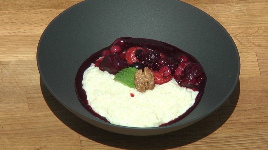 Foto: Milchreis mit roten Beeren