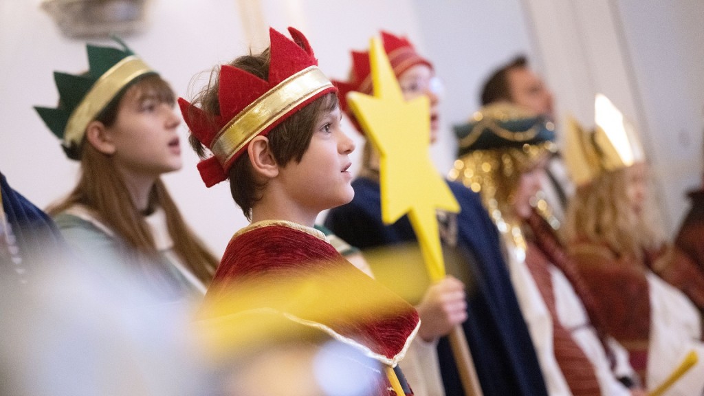 Sternsinger stehen während eines Empfangs Spalier