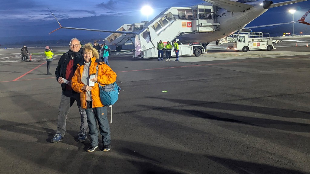 SR 3-Gewinnerin Angelika Fries und ihre Begleitung Ralph Schuster auf dem Rollfeld am Saarbrücker Flughafen