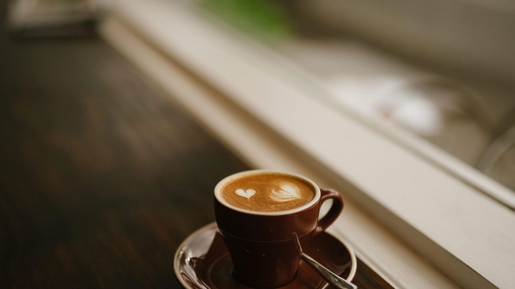 eine Tasse Espresso mit Milchgarnitur in Herzform