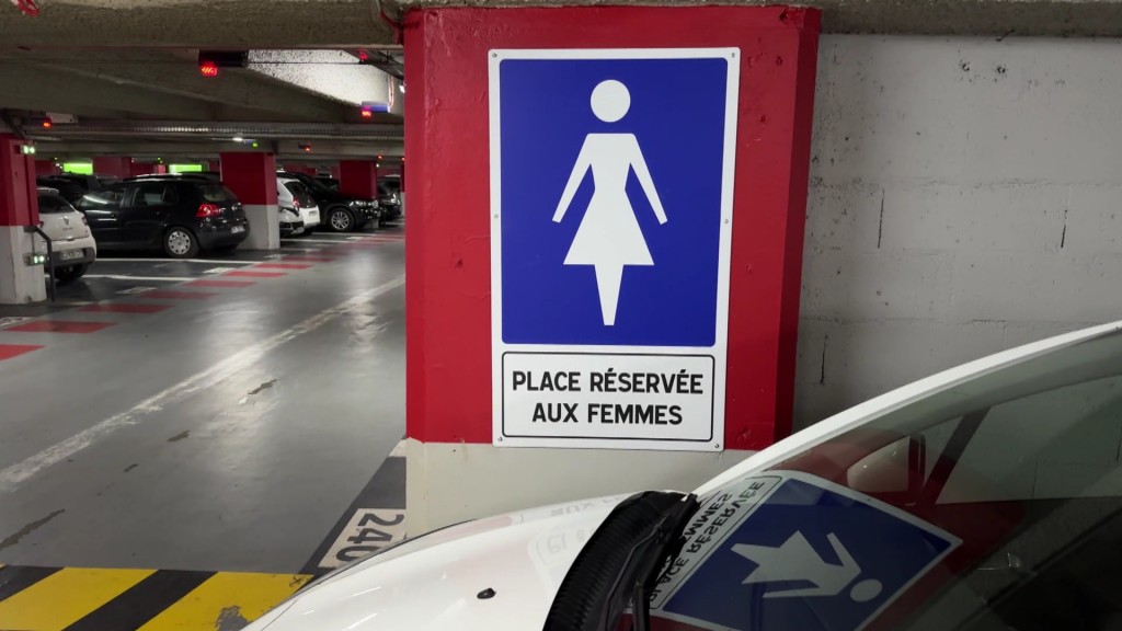 Foto: Parkplatz für Frauen in einem Parkhaus