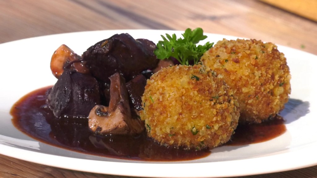 Foto: Rehragout mit Birnen-Topfenknödel