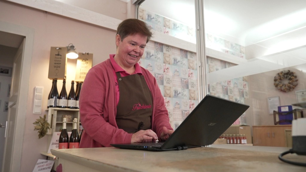 Foto: Eine Frau an einem Laptop