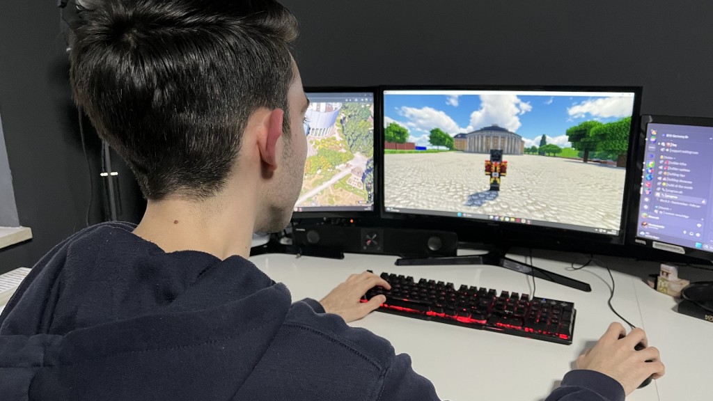 Benjamin beim Bauen auf Minecraft