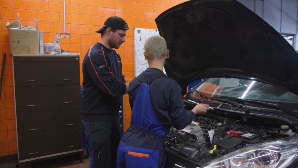 Foto: Zwei Mechaniker in der Autowerkstatt.