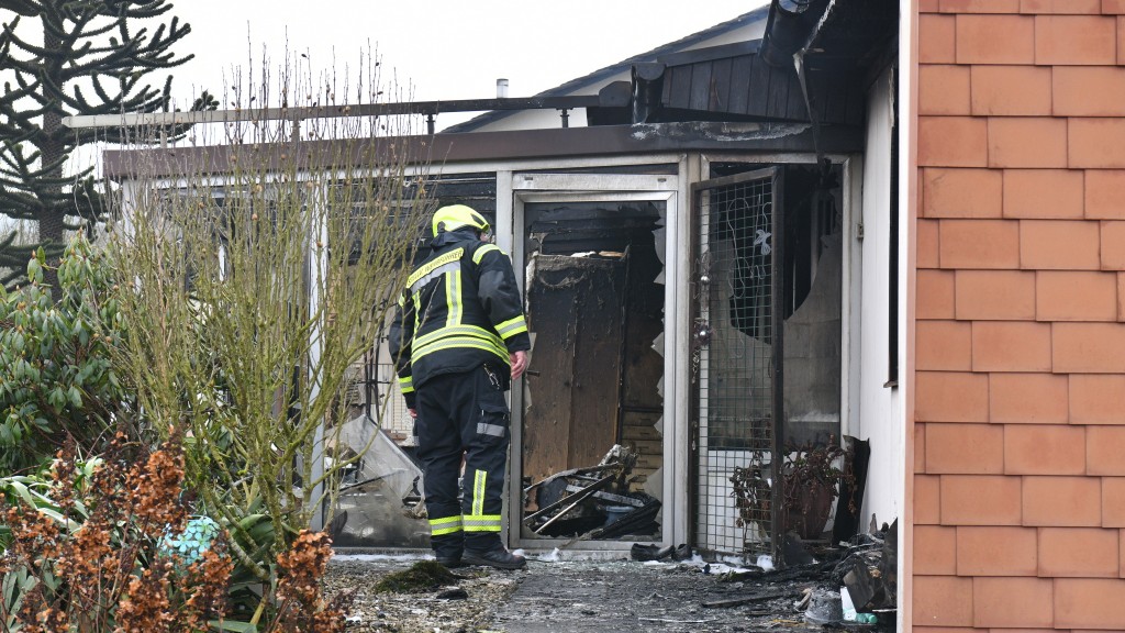 Nach dem Brand eines Einfamilienhauses in Kirkel begutachten Sachverständige das einsturzgefährdete Haus.