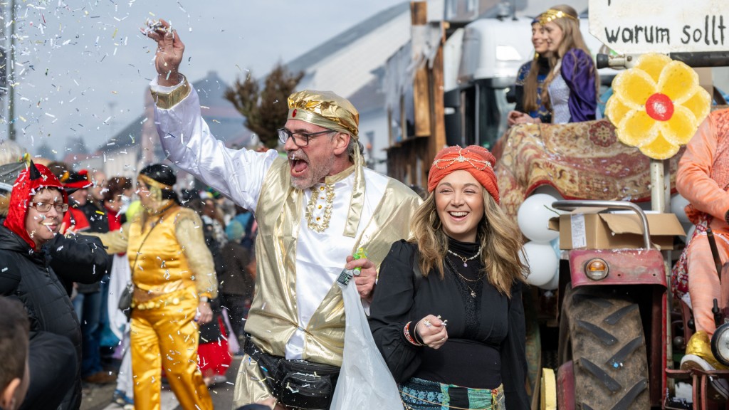 Der SR 3-Prunkwagen bei der närrischen Parade in Lebach