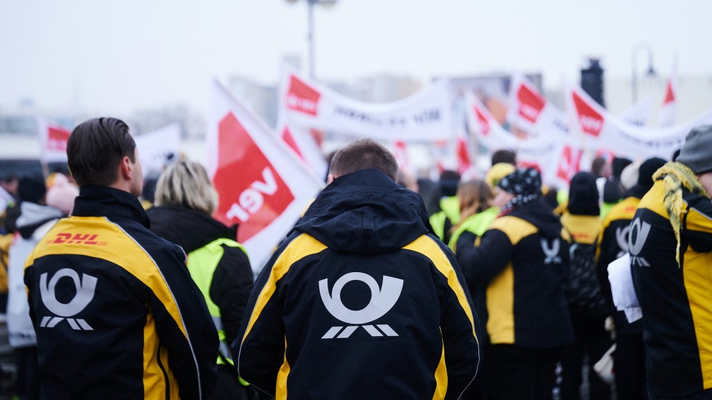 Das Post-Logo steht auf Jacken von Demonstranten der Deutschen Post.