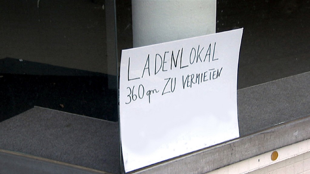 Ein Schild weist auf ein leerstehendes Ladenlokal hin