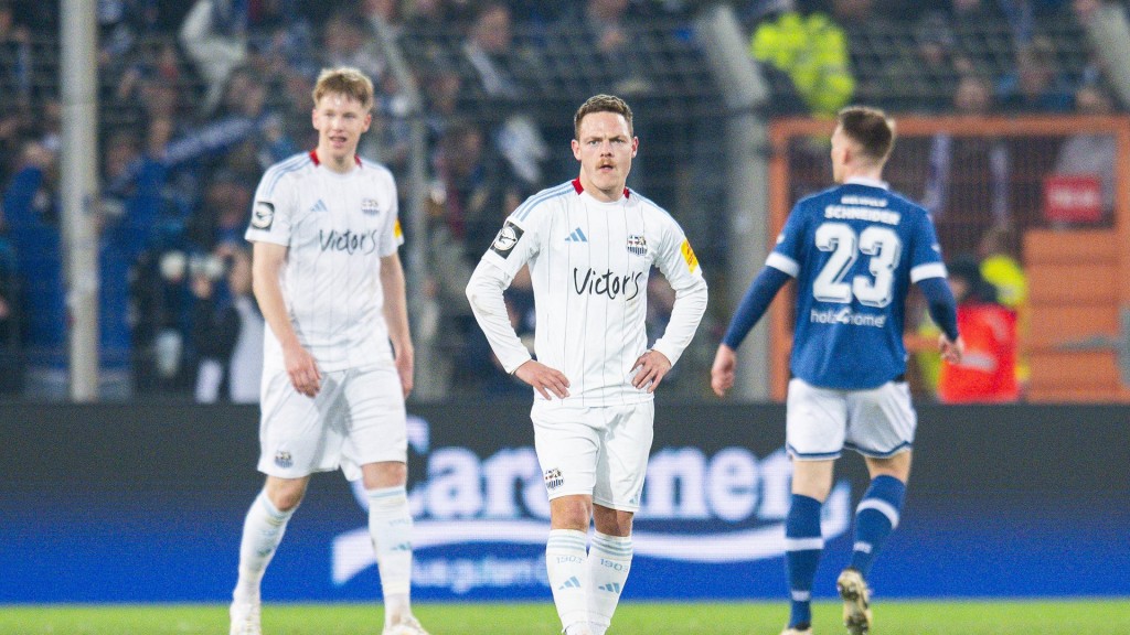 Foto: Joel Bichsel (FCS) und Patrick Sontheimer (FCS) nach dem Tor zum 2:1 von Julian Kania (Bielefeld) 