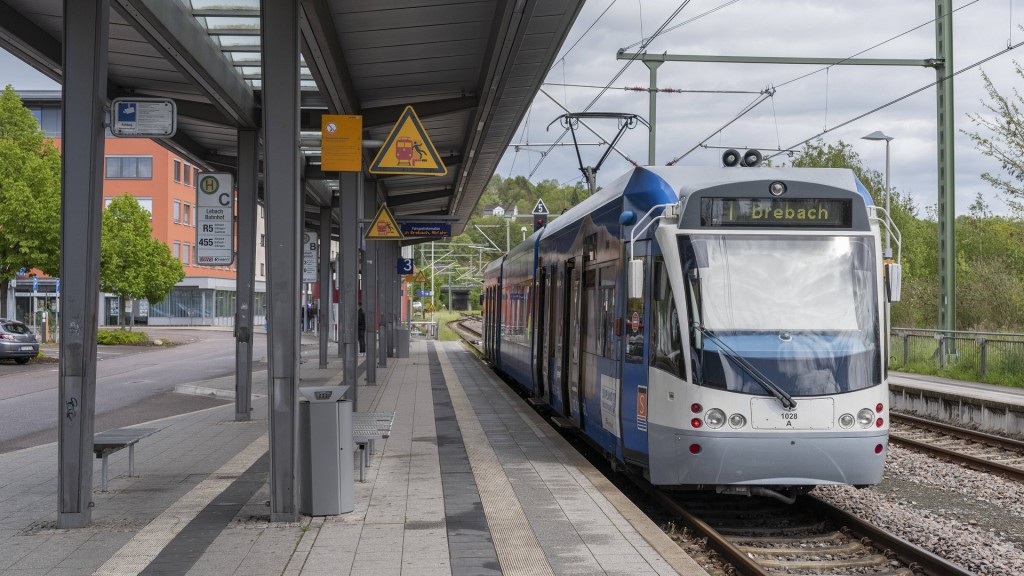 Ein Zug der Saarbahn an einer Haltestelle