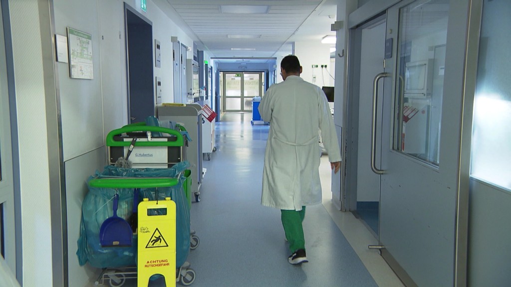 Foto: Arzt geht durch Krankenhaus