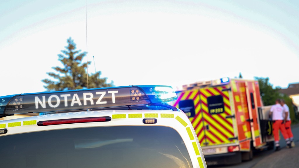 Blaulicht auf einem Notarzt-Einsatzfahrzeug