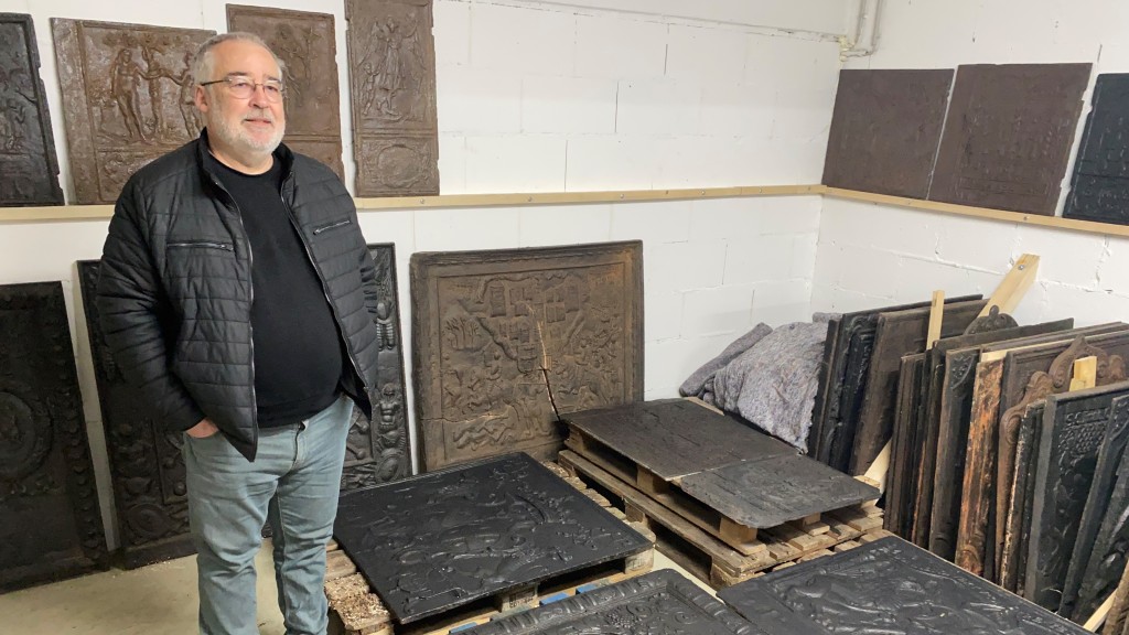 Matthias Kremer mit seinen Ofenplatten