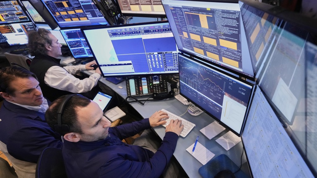 Händler arbeiten in ihrer Kabine auf dem Parkett der New Yorker Börse. 