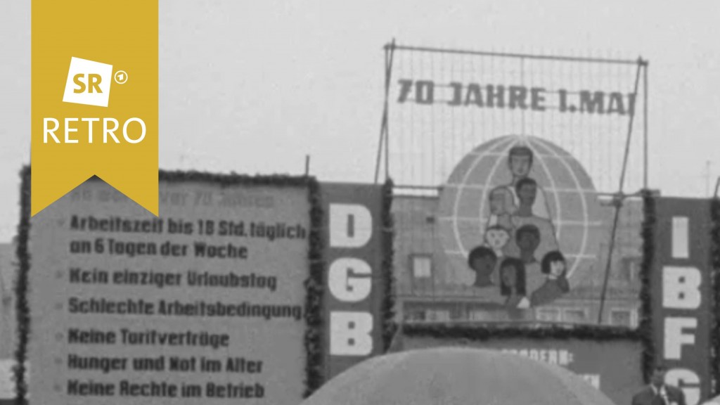 Kundgebung zum 1. Mai. Banner auf der Bühne 