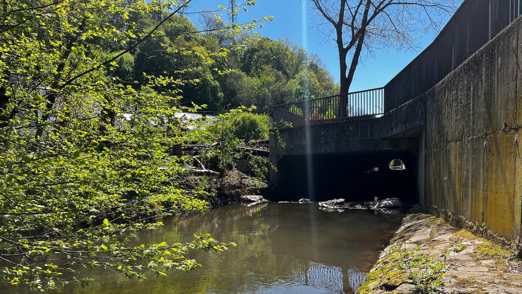 Die Brücke über dem porösen Rohr durch die Wadrill