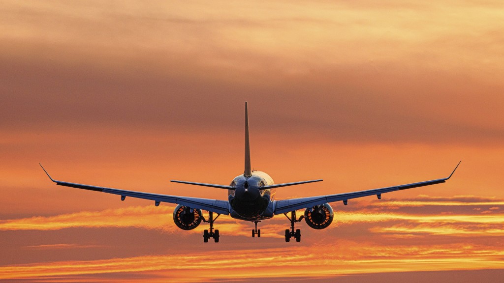 Flugzeug im Landeanflug im Abendrot