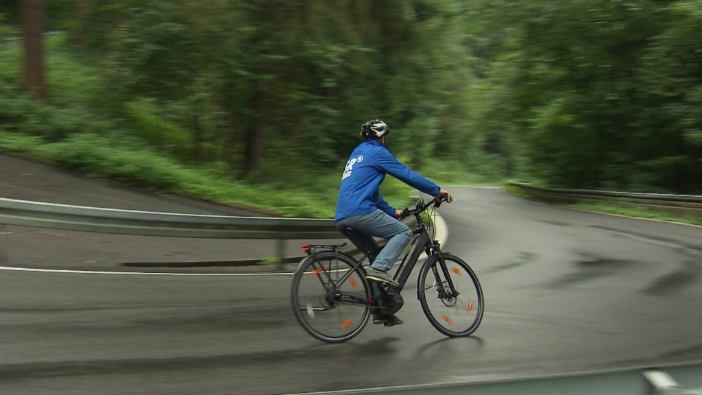 Ein Mann auf einem E-Bike in der Kurve