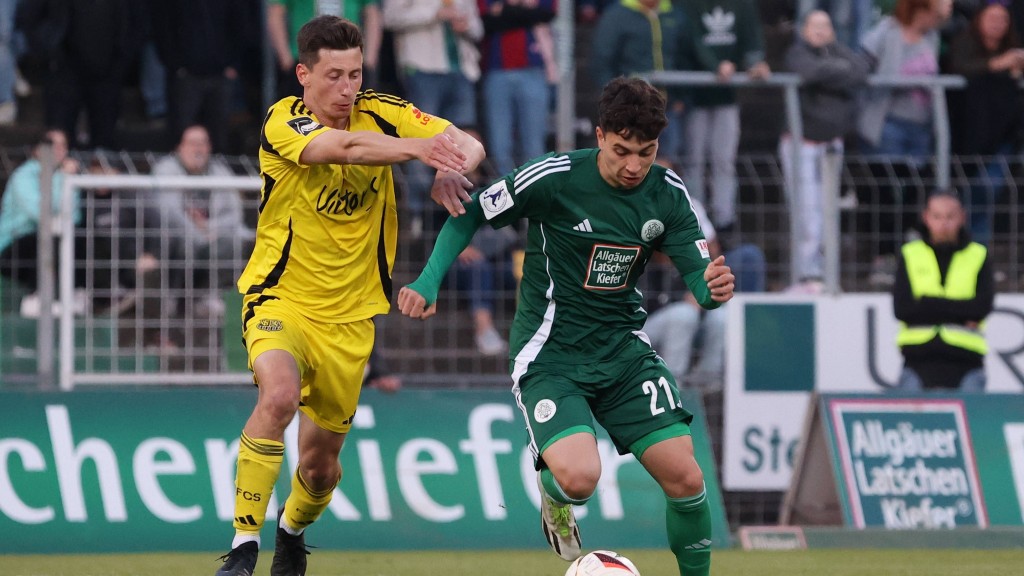 Foto: 1. FC Saarbrücken gegen FC Homburg im Zweikampf
