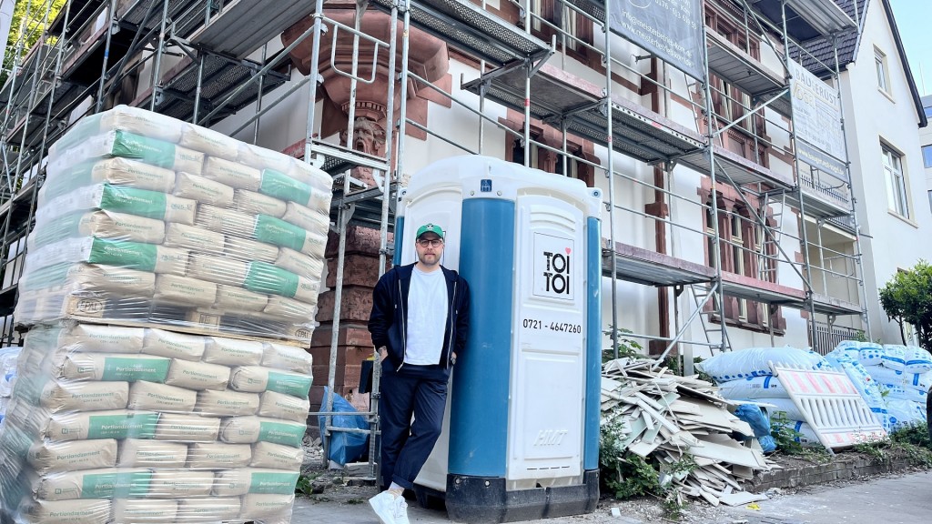Chris Reichert vor seiner alten Stadtvilla in Saarbrücken