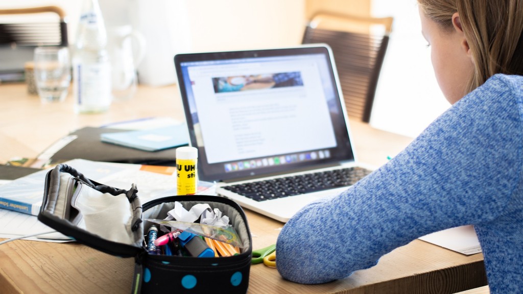 Schülerin vorm Laptop