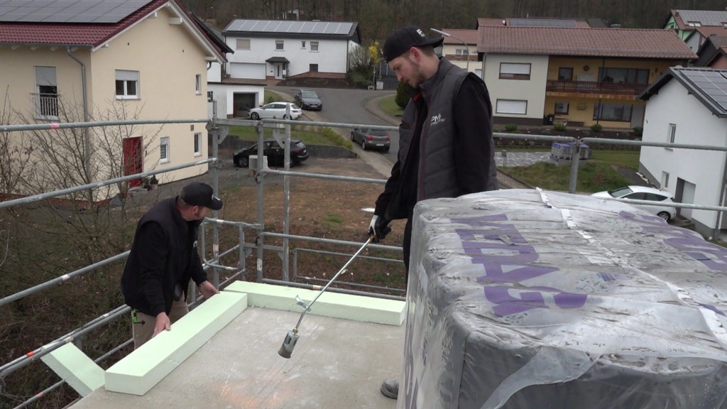 Foto: Bauarbeiter auf Dach